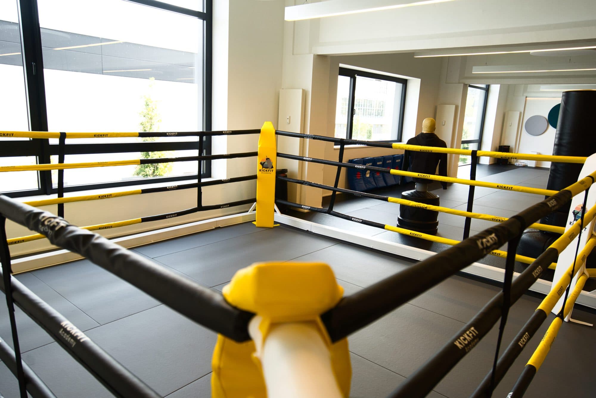 Boxring und Trainingsfläche der KickFit Academy Jena