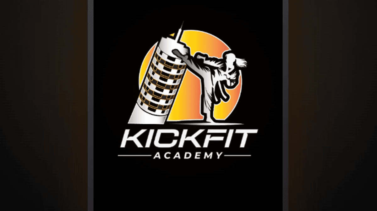 Ring und Mattenfläche der KickFit Academy Jena mit Tageslicht durch die Fensterfront.
