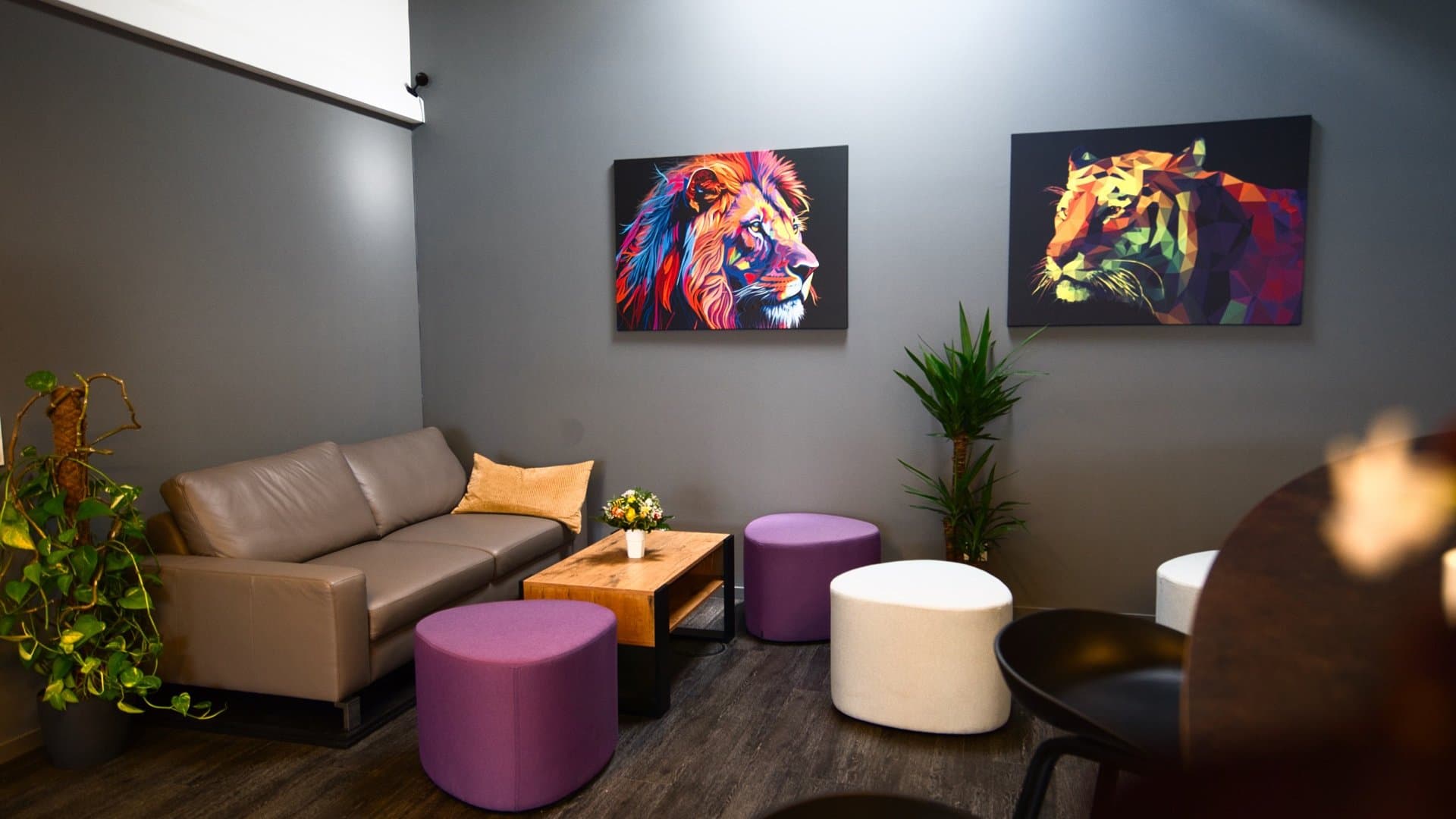 Lounge der KickFit Academy Jena mit Sofa und Sitzhockern